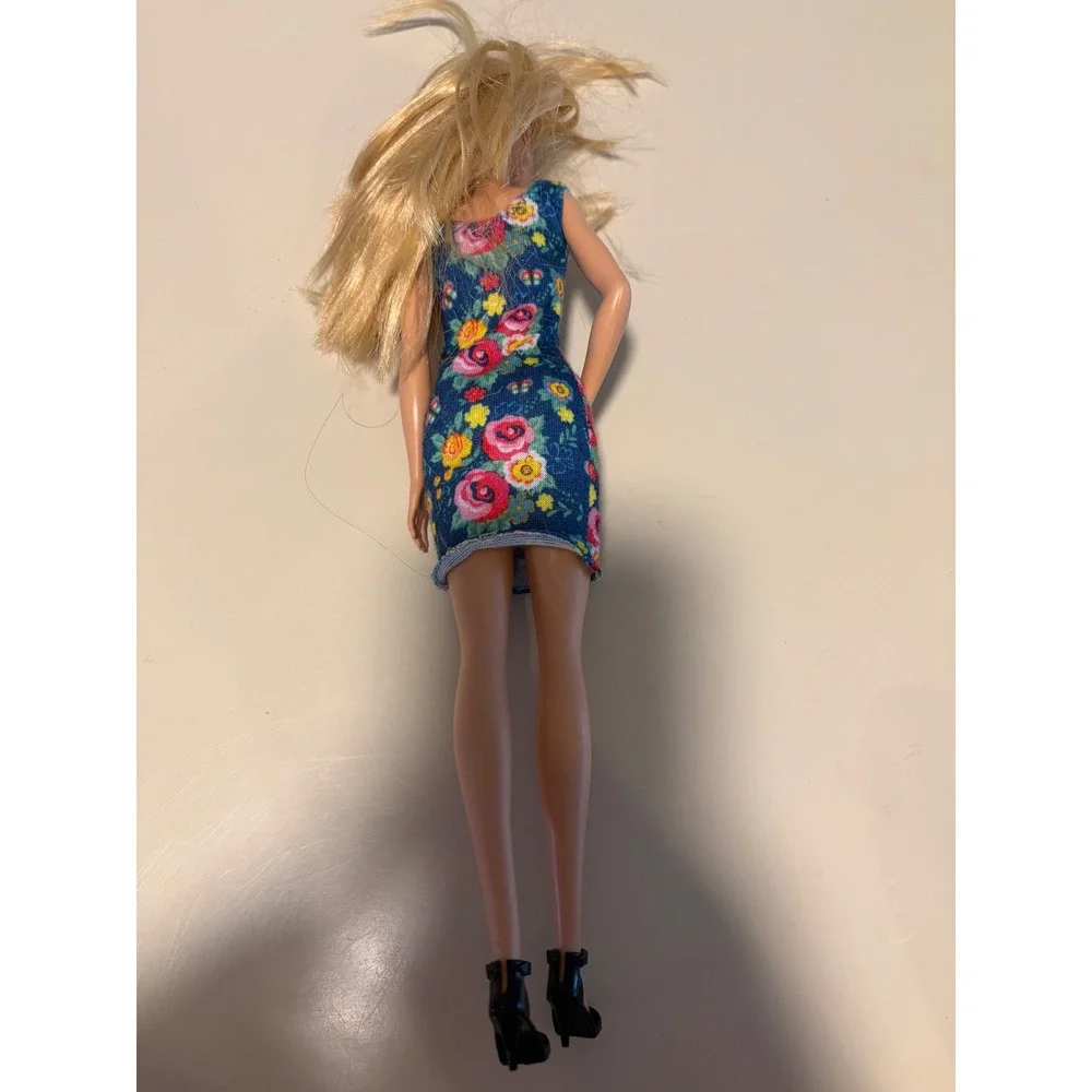Barbie Fashionistas Doll Blonde Hair Freckles Blue Floral Dress Black Heels
